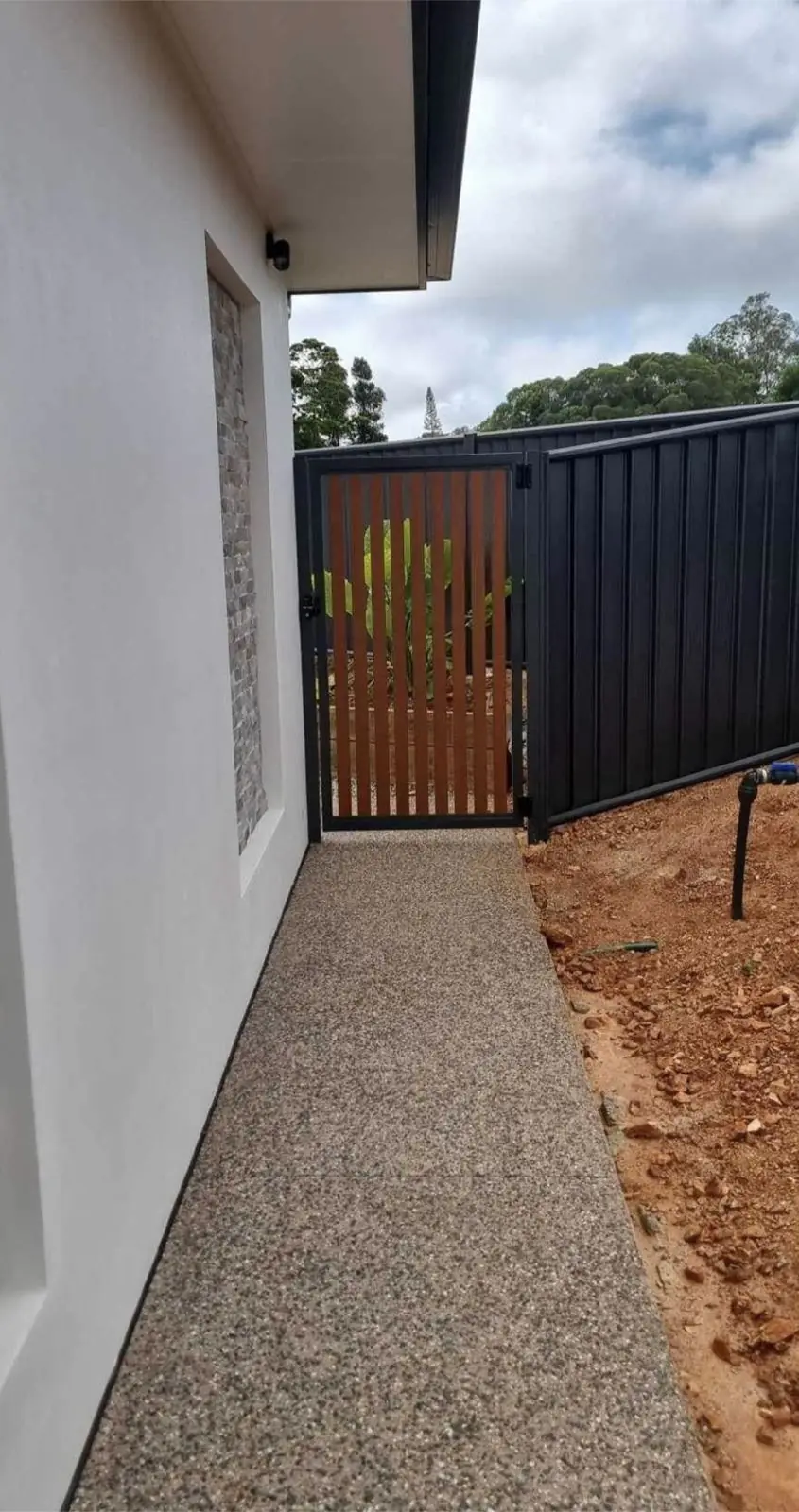 Side gate with vertical slats