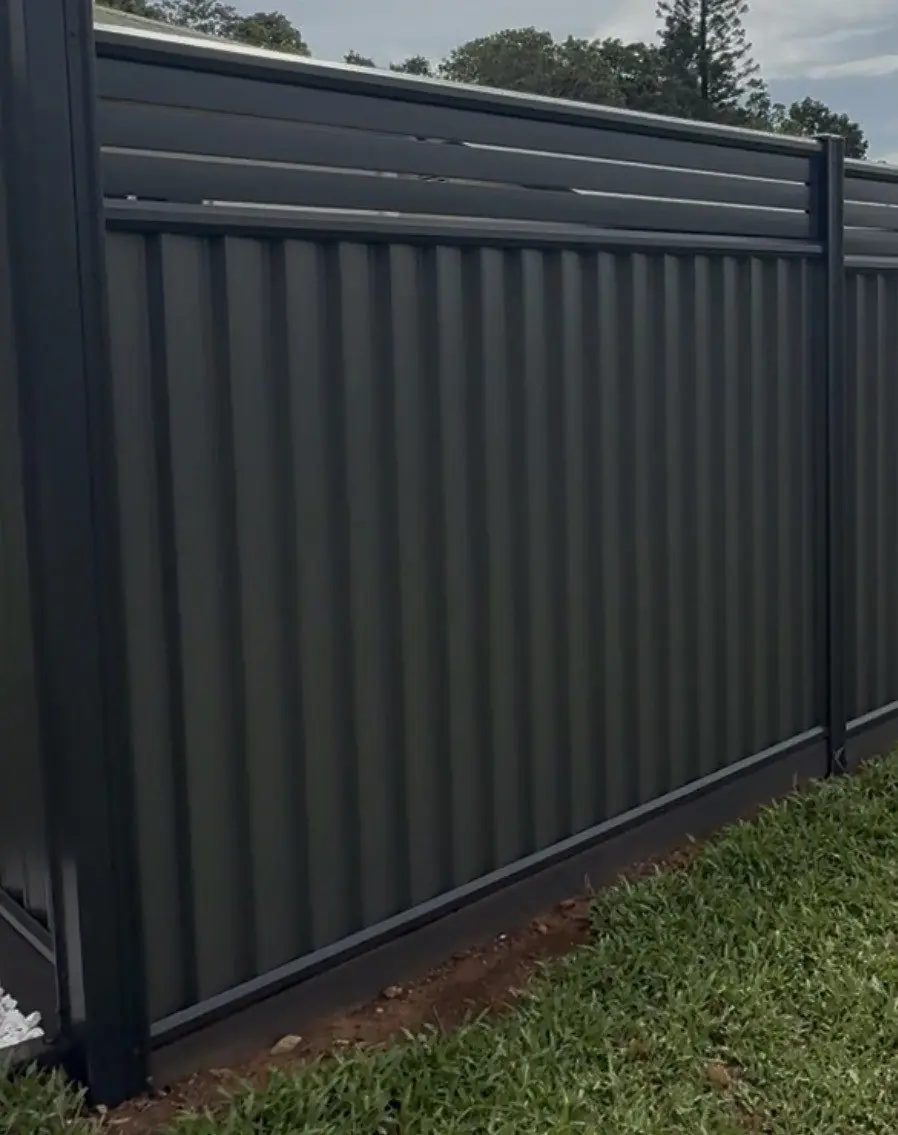 Colorbond fence with Slatscreen topper