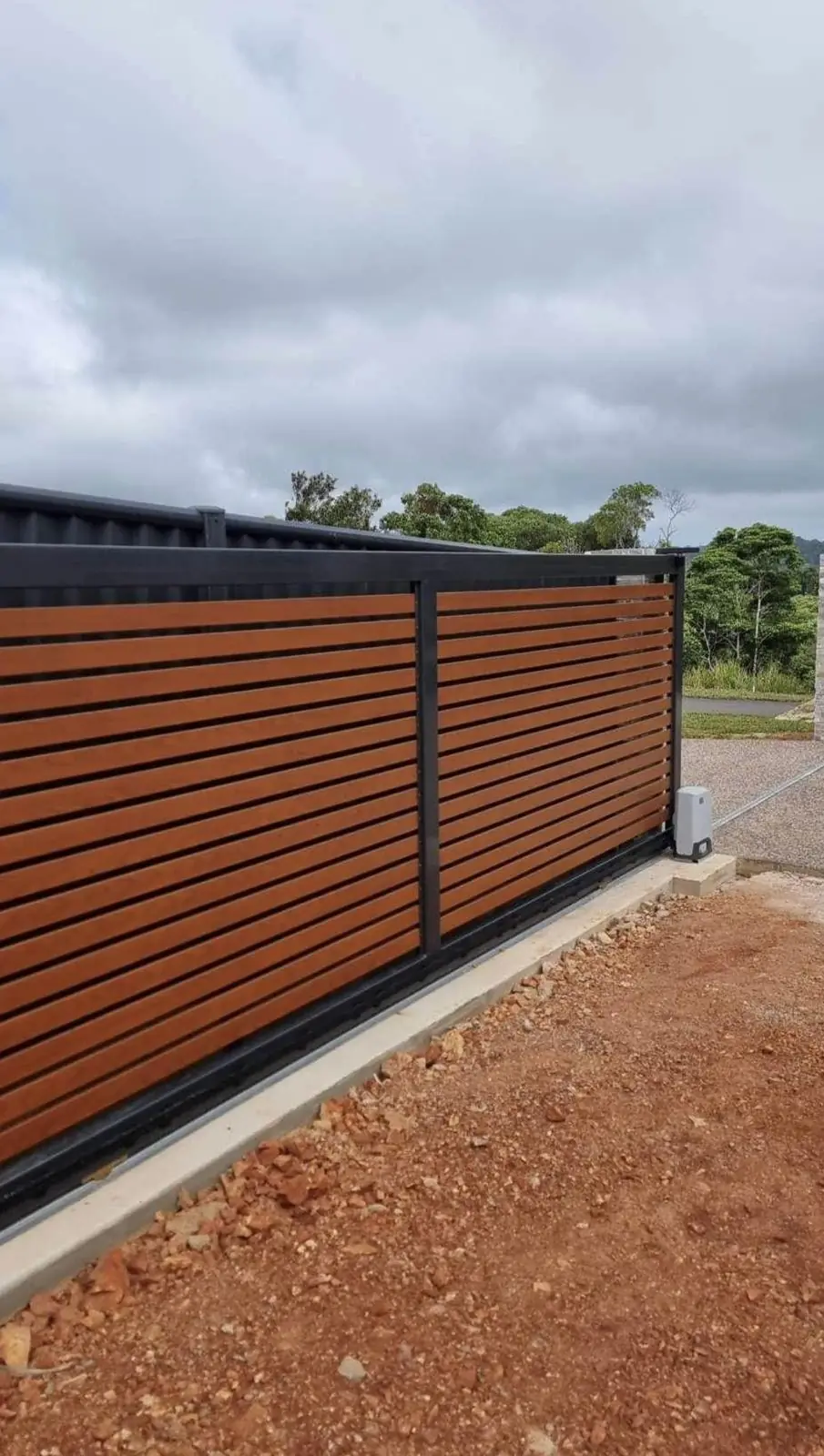 Sliding gate with timber-look slats