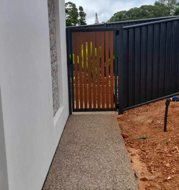 Wood-look aluminium PA gate